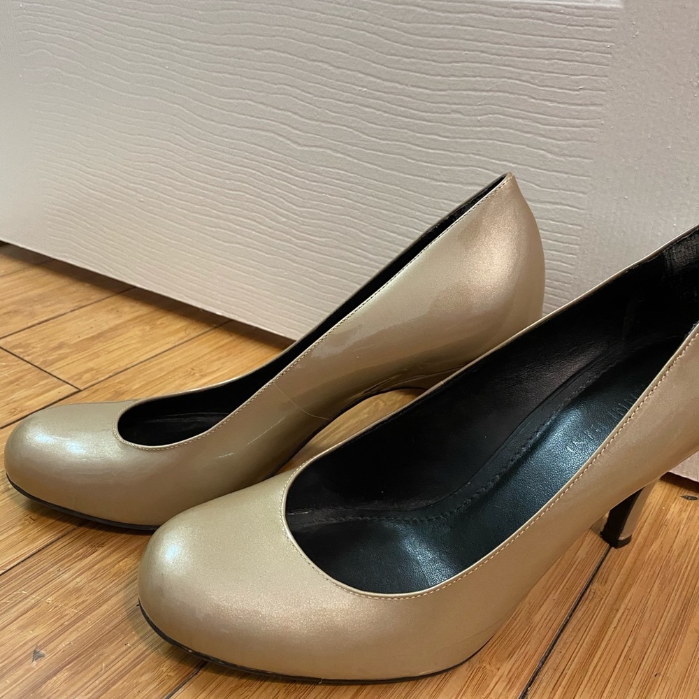 Gianni Bini nude gold heels